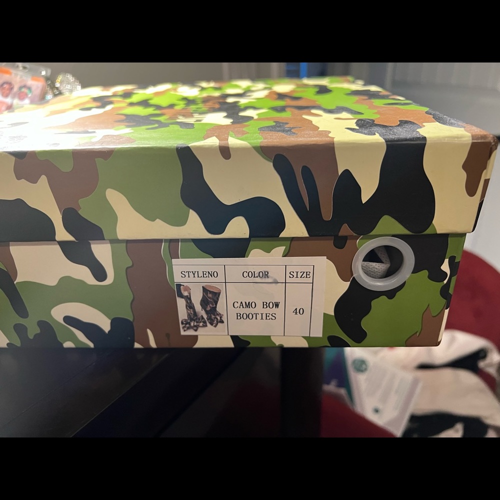 Camouflage heeled booties with bow. NEW in box!!! Size 40 and never worn - Picture 3 of 4